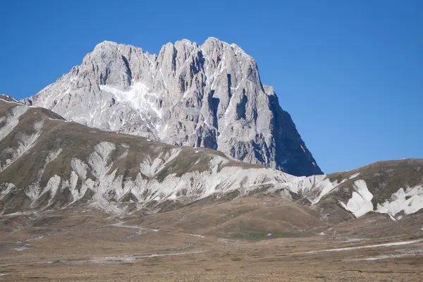 Gran Sasso dağı güneşli bir günde vuruldu