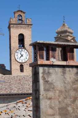 Güneşli bir günde çekilen eski kilise