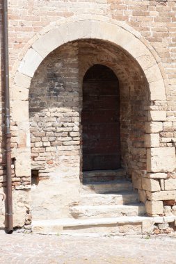 Güneşli bir günde çekilen eski kilise