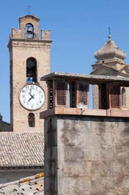 Güneşli bir günde çekilen eski kilise