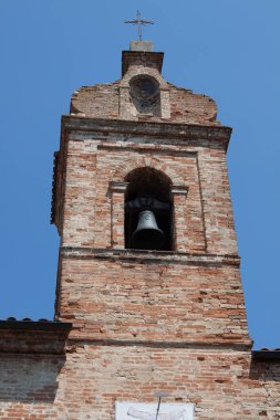 Güneşli bir günde çekilen eski kilise