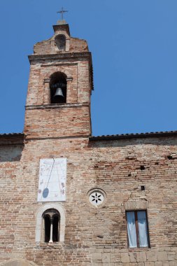 Güneşli bir günde çekilen eski kilise