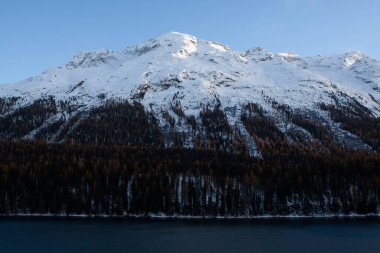 Kış boyunca karlı manzara