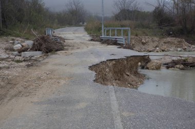Bulutlu bir günde kırsal çürüme alanı vuruldu
