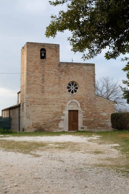 Santa Maria bir Vico kilisesi bulutlu bir günde vuruldu.