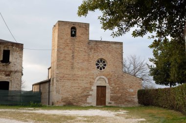 Santa Maria bir Vico kilisesi bulutlu bir günde vuruldu.