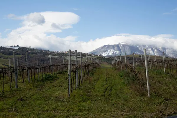 Bulutlu bir günde Abruzzo 'daki tepe manzarası