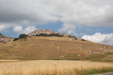 Bulutlu bir günde Abruzzo 'daki tepe manzarası