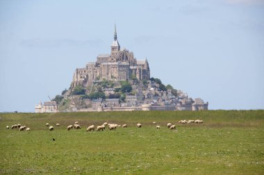 Güneşli bir günde çekilen Mont Saint Michel