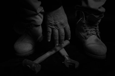 Siyah arka planda yatan erkek nesneleri