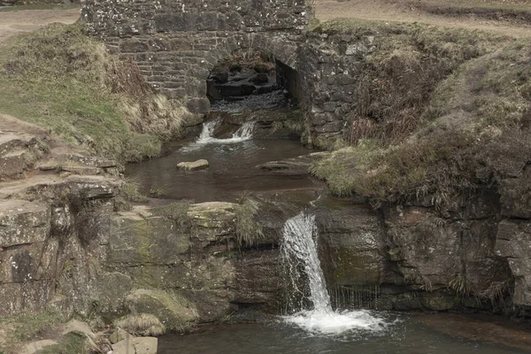 Starý Kamenný Most Vodopádem Vlévajícím Suchém Dni Bazénu — Stock fotografie
