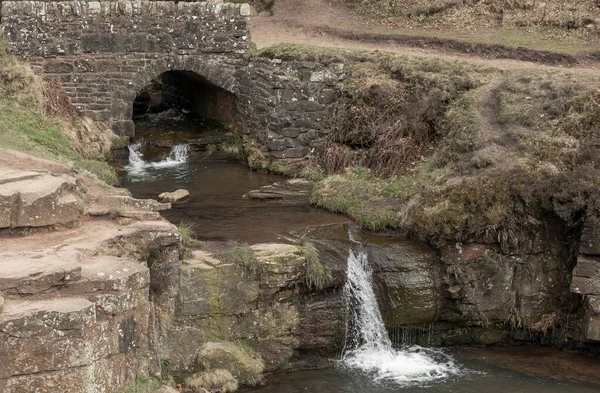 Voda Tekoucí Pod Starým Mostem Přes Vodopád Jezírka Suchého Dne — Stock fotografie