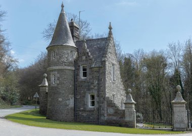 Gri taştan yapılmış tareti olan İskoç kapı evi.