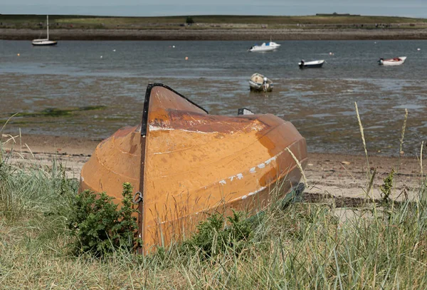 Поворотний Старий Оранжевий Човен Траві Біля Моря — стокове фото