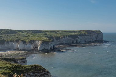 Gecenin erken saatlerinde karaya ve beyaz kayalıklara bakıyorum.