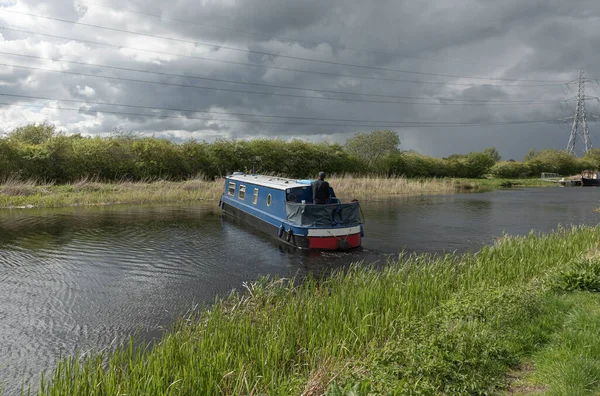 Langes Hausboot Dreht Sich Auf Einem Kanal Gegen Einen Stürmischen — Stockfoto