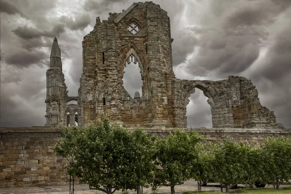 Whitby North Yourshire May 7Th 2023 Storm Whitby Abbey Looking — Stock Photo, Image