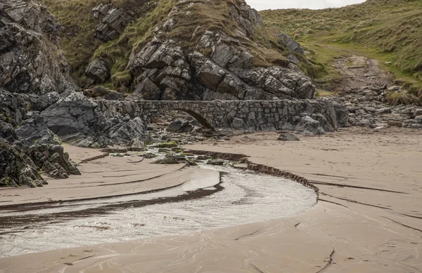 Поток Лосося Встречает Атлантический Океан Шотландском Пляже Пройдя Каменным Мостом — стоковое фото