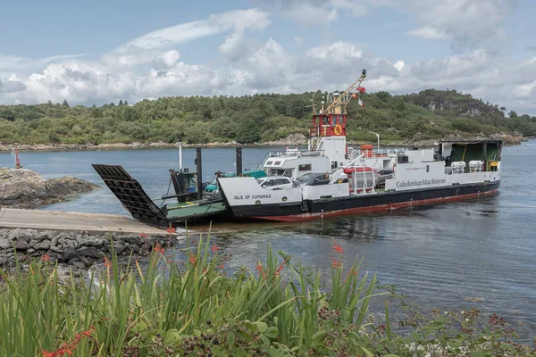 Tarbert, Kintyre, İskoçya, İngiltere - 4 Ağustos 2023 - Tarbert 'te küçük bir feribot yanaşıyor.