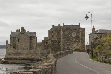 Karanlık, İskoçya, Birleşik Krallık - 18 Ağustos 2023 - Karanlık Kale 'ye doğru bakıyor