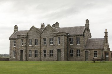 Karanlık, İskoçya, İngiltere - 18 Ağustos 2023 - Karanlık Kale 'deki büyük eski İskoç evi