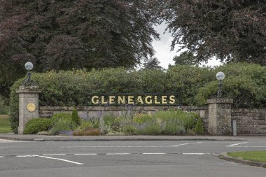 Gleneagles, İskoçya - 13 Ağustos 2023 Gleneagles Oteli ve golf sahasına fundalık ve alçı taşı duvarlı giriş