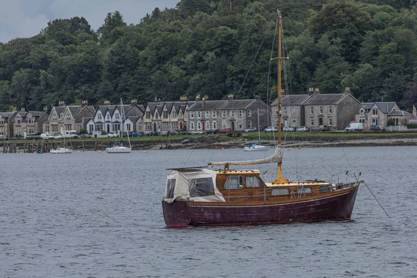 Pasaklı Eski Yelkenli Teknesi Arka Planda Bir Sıra Evle Bir — Stok fotoğraf