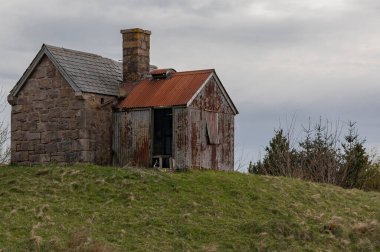 Yaşlı çobanlar teneke bir barakayla tepede kulübeye yerleşir.