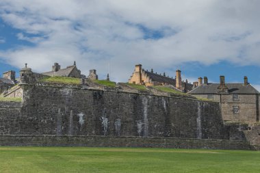 Mavi gökyüzüne karşı antik bir taş şatonun dış duvarı