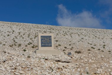 Mont Ventoux Zirvesi, Provence, Güney Fransa - 7 Ekim 2021 Mont Ventoux Zirvesi 'nde Fransa Bisiklet Turu' nda hayatını kaybeden bir biniciye