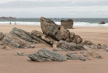 Issız bir sahil manzarası kayalık çıkıntılı ve Atlantik Okyanusu manzaralı.