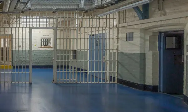 Tittar Igenom Barerna Shrewsbery Victorian Prison Vid Fönstret Som Används Stockbild