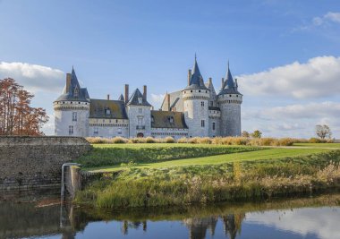 Nehrin karşısındaki bir kaleye bakıyorum. Kış güneşinin altında. Nehirde bir yansıma var.