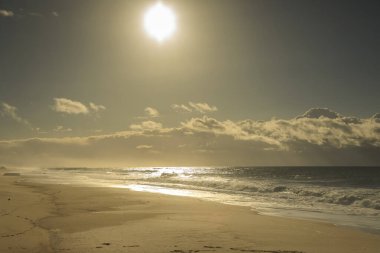 Atlas Okyanusu 'na ve Biskay Körfezi' ne bakan altın ama boş plajlar.