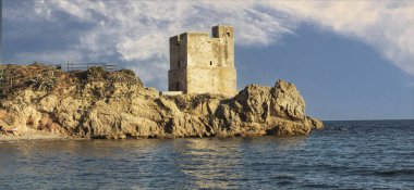 Antik şato okyanusun kıyısındaki kayalık bir çıkıntının üzerinde duruyordu.