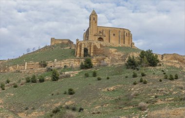 Tepedeki eski bir İspanyol kilisesine bakıyorum.