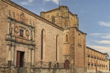Salamanca şehrinde bir kapı girişine çıkan eski binaları süsleyin.