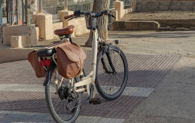 Kahverengi deri pannier ve koltuklu krem renkli yetişkin bisikleti