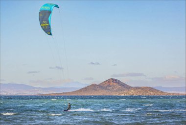 Mar Menor 'da sörf yapan uçurtma. Çok rüzgarlı bir günde korunaklı bir iç deniz.