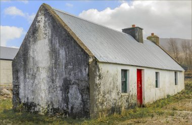 Kerry County 'de demir çatılı geleneksel İrlanda evi.