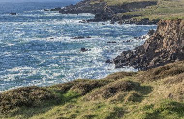 Atlantik Okyanusu, batı kıyısındaki İrlanda kayalıklarına çarpıyor.