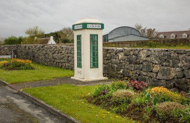 Galway İlçesi, lreland- 11 Nisan 2024 - İrlanda Cumhuriyeti telefon kulübesi 