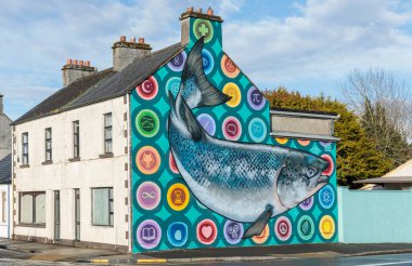 Foxford, Co.Mayo, İrlanda - 30 Nisan 2024 - Somon balığı resmedilen bir evin sonundaki duvar resmi