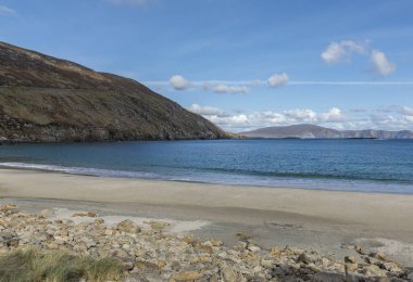 Achill Adası 'nda altın kumu ve mavi denizi olan güzel bir koy manzarası