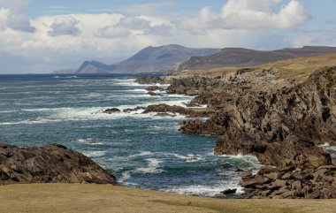 Atlantik Okyanusu 'yla uzaktaki uçurumlara bakmak beyaz bir dalgaya neden olur.