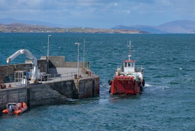 Roonagh 'dan Clare Adası' na giden bir minibüsle feribot.