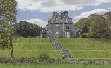 Tepedeki büyük ev. Tepeden tırnağa inen merdivenler var.