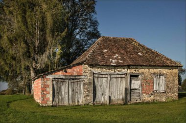 Haute-Vienne, Fransa - 7 Kasım 2024 Eski ahır ve garaj artık kullanılmıyor.