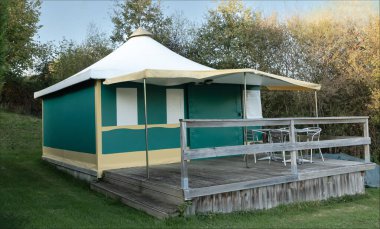 St. Germain Les Belles, Dordogne, Fransa - 6 Kasım 2024 - Aile olarak kamp yapmak için kullanılan yeşil ve kremalı vinil çadır