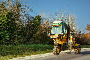 Cote d 'Or, Burgundy, Fransa - 24 Ekim 2024 - Yol boyunca giden üzüm bağlarında kullanılan uyarlanmış makineler